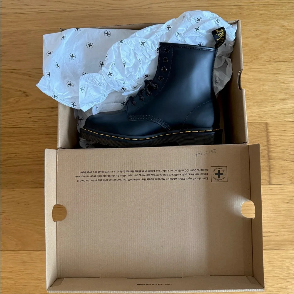 NWT Dr. Martens 1460 Black Smooth Leather Lace Up Boot - Women’s 8 / Men’s 7 - Picture 2 of 8